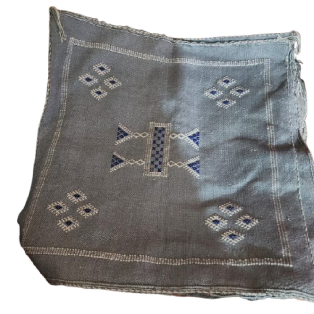 Coussin Sabra Gris Clair & Broderies Berbères | Yamiriam