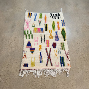 Tapis Azilal Crème & Motifs Berbères Abstraits | Yamiriam - YaMiriam