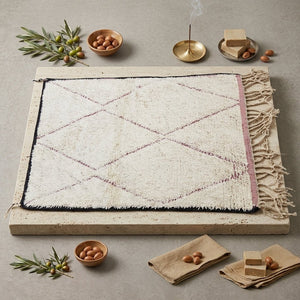 Tapis Beni Ourain Laine - Fond Blanc & Losanges Roses | Yamiriam - YaMiriam
